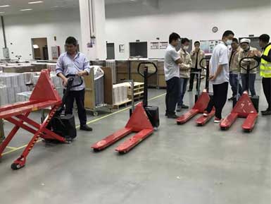 電動高升程搬運(yùn)車交付使用，感謝廠家羅總親自跟客戶講解操作方法！